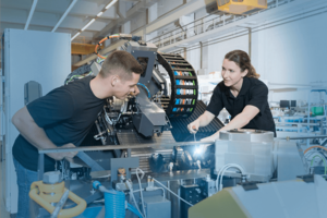 Die praktische Arbeit mit den Maschinen hat bei Schenck RoTec einen hohen Stellenwert.