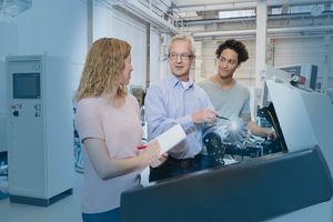 Bei Schenck RoTec arbeiten die Studierenden mit den Lehrenden, Hand in Hand.