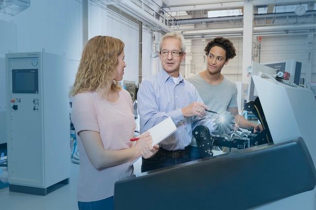 Bei Schenck RoTec arbeiten die Studierenden mit den Lehrenden, Hand in Hand.