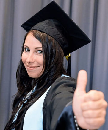 Daumen hoch für das berufsbegleitende Studium