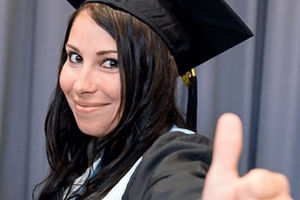 Daumen hoch für das berufsbegleitende Studium