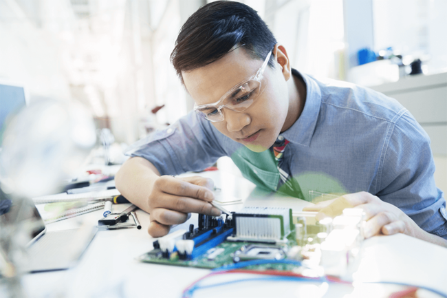 Durch den Wechsel zwischen Theorie und Praxis eignest Du Dir schnell sowohl fachliche Expertise als auch praktische Kompetenz an.