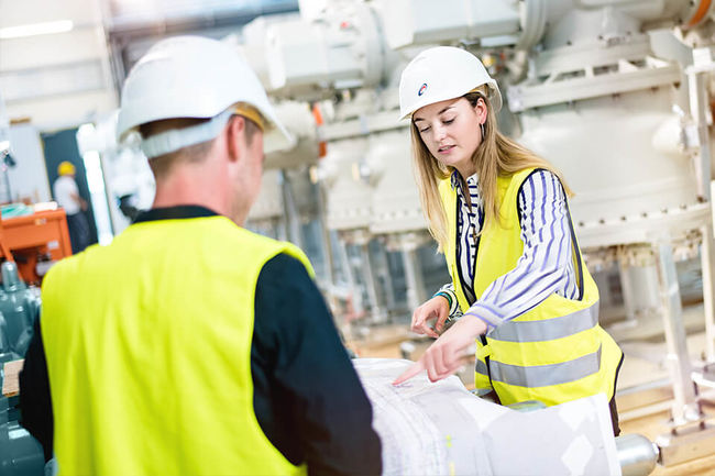 Neben dem dualen Studium Business Administration bieten wir auch Bauingenieurwesen, Allgemeine Informatik, Elektrotechnik und Maschinenbau an