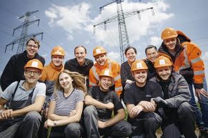 50Hertz, das sind gut tausend Menschen, die dafür arbeiten, dass der Strom über lange Transportstrecken fließt: vom Erzeugungsort dorthin, wo er von lokalen und regionalen Verteilnetzen oder großen industriellen Verbrauchern übernommen wird