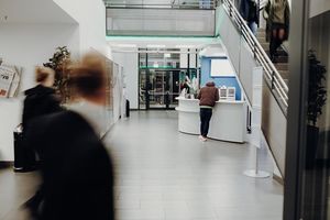 Flur der FOM sowie Zugaenge zu den weiteren Hoersaelen