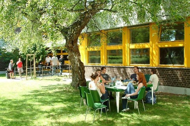 Der Campus bietet genug Platz, um sich in den Pausen mit den Kommilitonen auszutauschen
