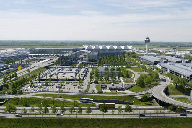 Mit einem dualen Studium am Flughafen München eröffnen sich dir vielfältige Möglichkeiten in einem faszinierenden Arbeitsumfeld. 
