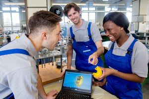 Beende deine Ausbildung / dein duales Studium mit einem international anerkannten Abschluss und entdecke deine Möglichkeiten in unserem Unternehmen, das weltweit in rund 200 Ländern vertreten ist!