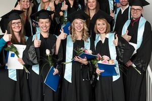 Bereitmachen zum Feiern des Abschlusses