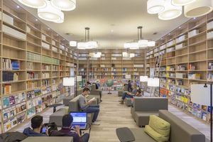 Die Bibliothek ist in zentraler Lage auf dem Campus untergebracht.