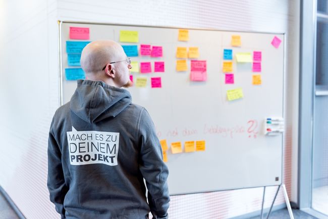 Du arbeitest von Anfang an auf spannenden Projekten mit weltweit bekannten Kunden.
Dein persönlicher Betreuer sowie alle anderen Kollegen stehen Dir jederzeit zur Seite!