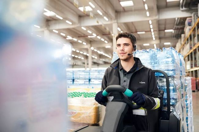 Du willst nach dem Abitur lieber anpacken? Fang bei uns in der Logistik an und werde nach drei Jahren zur Führungskraft.