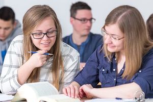 Für alle, die die Vorzüge eines Studiums nicht missen möchten, gleichzeitig aber schon das erste eigene Geld verdienen wollen, bietet die BGHW ein umfassendes duales Hochschulstudium in den Bereichen Sozialversicherung und Wirtschaftsinformatik. 