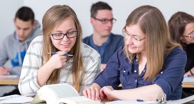 Für alle, die die Vorzüge eines Studiums nicht missen möchten, gleichzeitig aber schon das erste eigene Geld verdienen wollen, bietet die BGHW ein umfassendes duales Hochschulstudium in den Bereichen Sozialversicherung und Wirtschaftsinformatik. 