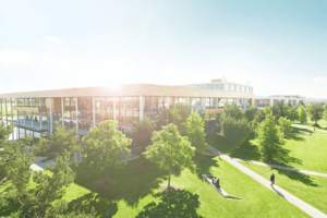 Unser Firmengelände in Neubiberg/München. Hier kannst Du in Deinen Pausen im Grünen entspannen. 