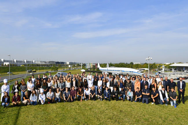 Herzlich willkommen am Flughafen – jedes Jahr starten rund 100 Schülerinnen und Schüler ihre berufliche Laufbahn am Flughafen.