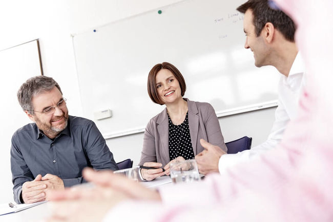 Auf Augenhöhe: Ihre individuelle persönliche und fachliche Weiterentwicklung steht bei uns an erster Stelle. Deshalb planen wir diese gemeinsam mit Ihnen und unterstützen Sie bei der Erreichung Ihrer Ziele