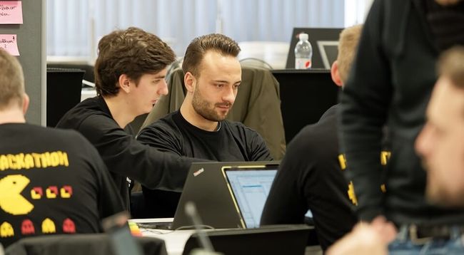 Vom ersten Tag an helfen wir dir, um dich nach vorn zu bringen.