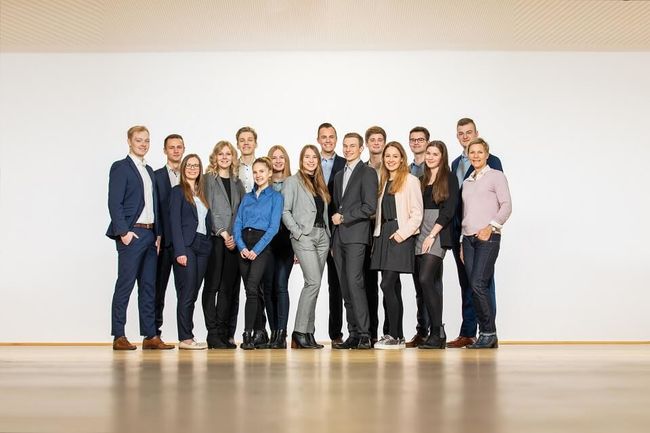 Die dualen Studierenden bei Hannover Rück lernen in eigenen Projekten Verantwortung zu übernehmen. So bekommen sie die Möglichkeit, sich aktiv in den Fortschritt des Unternehmens einzubringen.