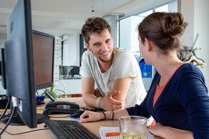 Bei Fragen haben deine Kollegen stets ein offenes Ohr für dich.