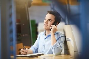 Im dualen Studium Logistik musst du den Überblick behalten.