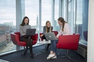 Helle und moderne Studienräume und Lounges an allen Standorten.
