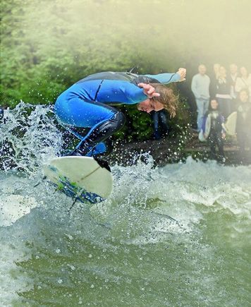 Beliebter Surfspot mitten in München: Die Eisbachwelle.