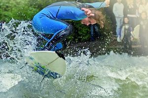 Beliebter Surfspot mitten in München: Die Eisbachwelle.