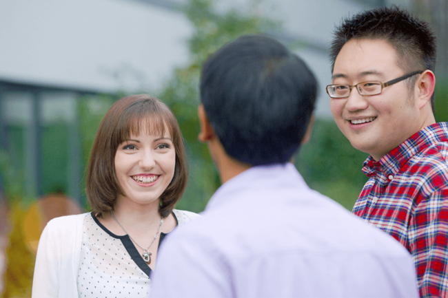 Natürlich kommt auch der Austausch mit Deinen Kommilitonen und Kommilitoninnen nicht zu kurz. Hier siehst Du eine Gruppe dual Studierender an unserem Standort in Warstein.