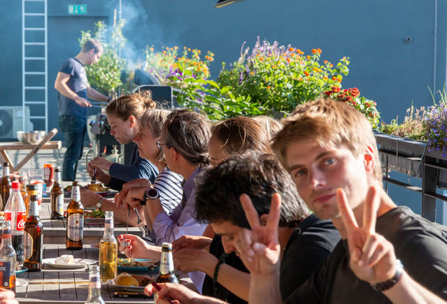 Mit den warmen Tagen einhergehend, finden auf unseren Dachterrassen regelmäßige Grillfeiern statt.