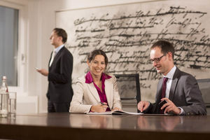 Das duale Studium bei der Berlin Hyp bereitet optimal auf die Anforderungen im Berufsleben vor, sodass die Absolventen direkt anspruchsvolle Aufgaben übernehmen können.