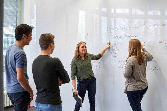 In den Praxisphasen und bei Projekten an unseren Ausbildungszentren arbeitest du im Team.