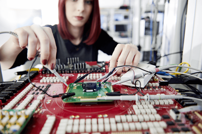 Komplizierte Schaltkreise sind für dual Studierende bei Infineon kein Problem.