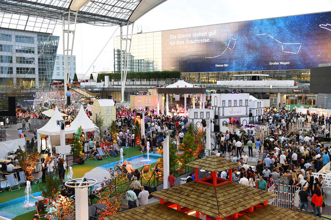 Gemeinsam beim Mitarbeiterfest Erfolge feiern – wir veranstalten nicht nur für unsere Gäste außergewöhnlich Events, sondern auch für unsere Mitarbeiter.