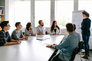 Wir helfen Ihnen, Ihre Potenziale zu entfalten, indem Sie vom ersten Tag an in spannende Arbeitsabläufe eingebunden werden und Verantwortung für eigene Projekte übernehmen. Dabei unterstützen wir Sie mit der Vermittlung des notwendigen Fachwissens und Förderung Ihrer Kreativität.