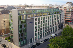 Der Hauptsitz von Projektron in Berlin Mitte. Die vielen Fenster sorgen für viel Licht und eine schöne Atmosphäre in den Büroräumen.