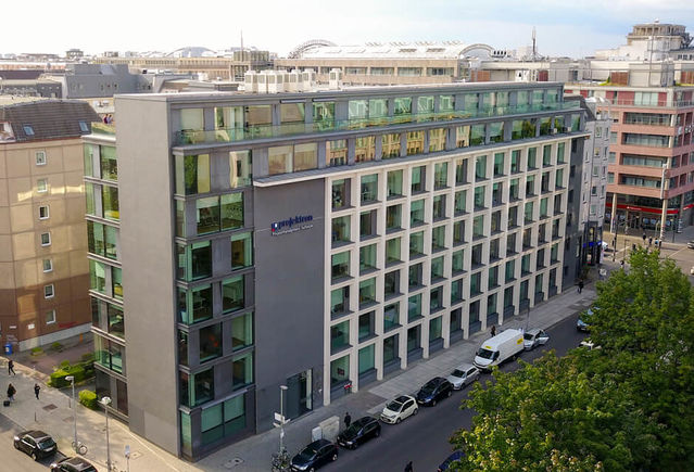 Der Hauptsitz von Projektron in Berlin Mitte. Die vielen Fenster sorgen für viel Licht und eine schöne Atmosphäre in den Büroräumen.