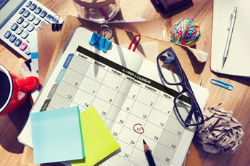 Kalender mit vielen Unterlagen