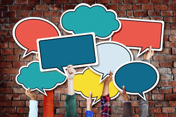 Personen halten Sprechblasen nach oben