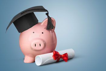 Sparschwein mit Diplom und Doktorhut