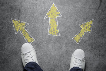 drei Pfeile vor Paar Fuessen