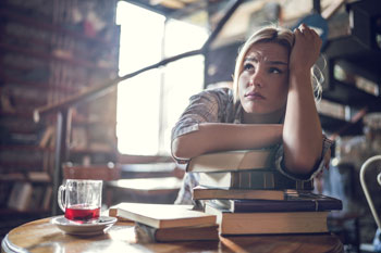 Studentin mit grübelnder Miene