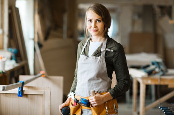 Handwerksmanagement Studentin mit ihrer Ausrüstung