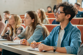 Studierende in einer Vorlesung