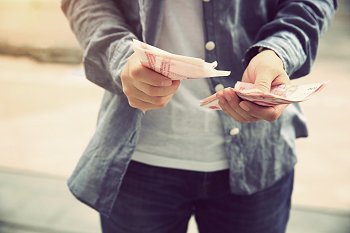 Student hält Geldscheine in den Händen