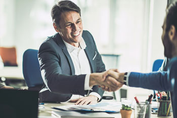 Arbeitsmarktmanager berät einen Kunden, der eine neue Arbeit sucht