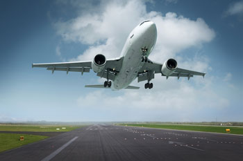 Ein Flugzeug hebt gerade von der Startbahn ab