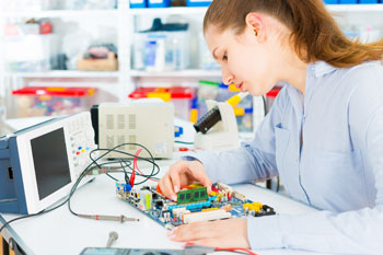 Frau bastelt an Elektronik