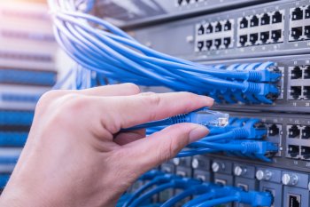 Computerkabel, die in einen Servertower gesteckt werden