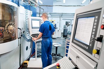 Dualer Maschinenbau-Student bei der Arbeit in seinem Ausbildungsbetrieb